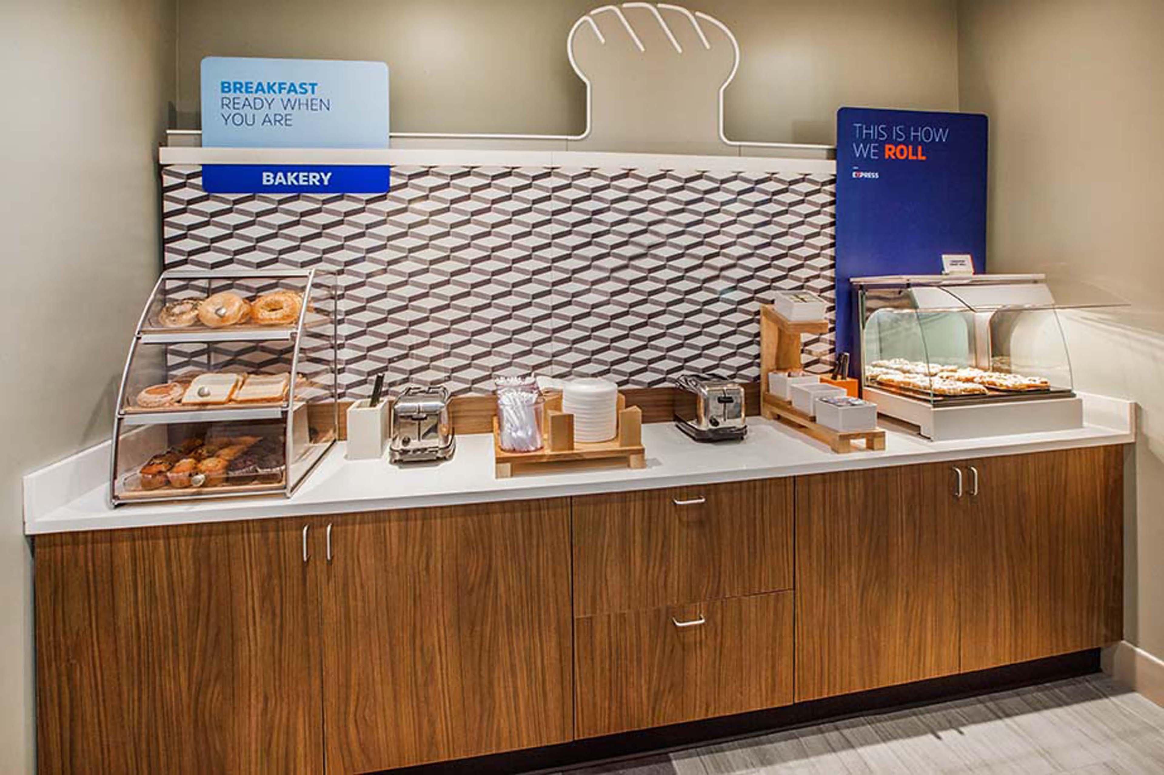 Holiday Inn Express - Richmond Downtown By Ihg Bagian luar foto